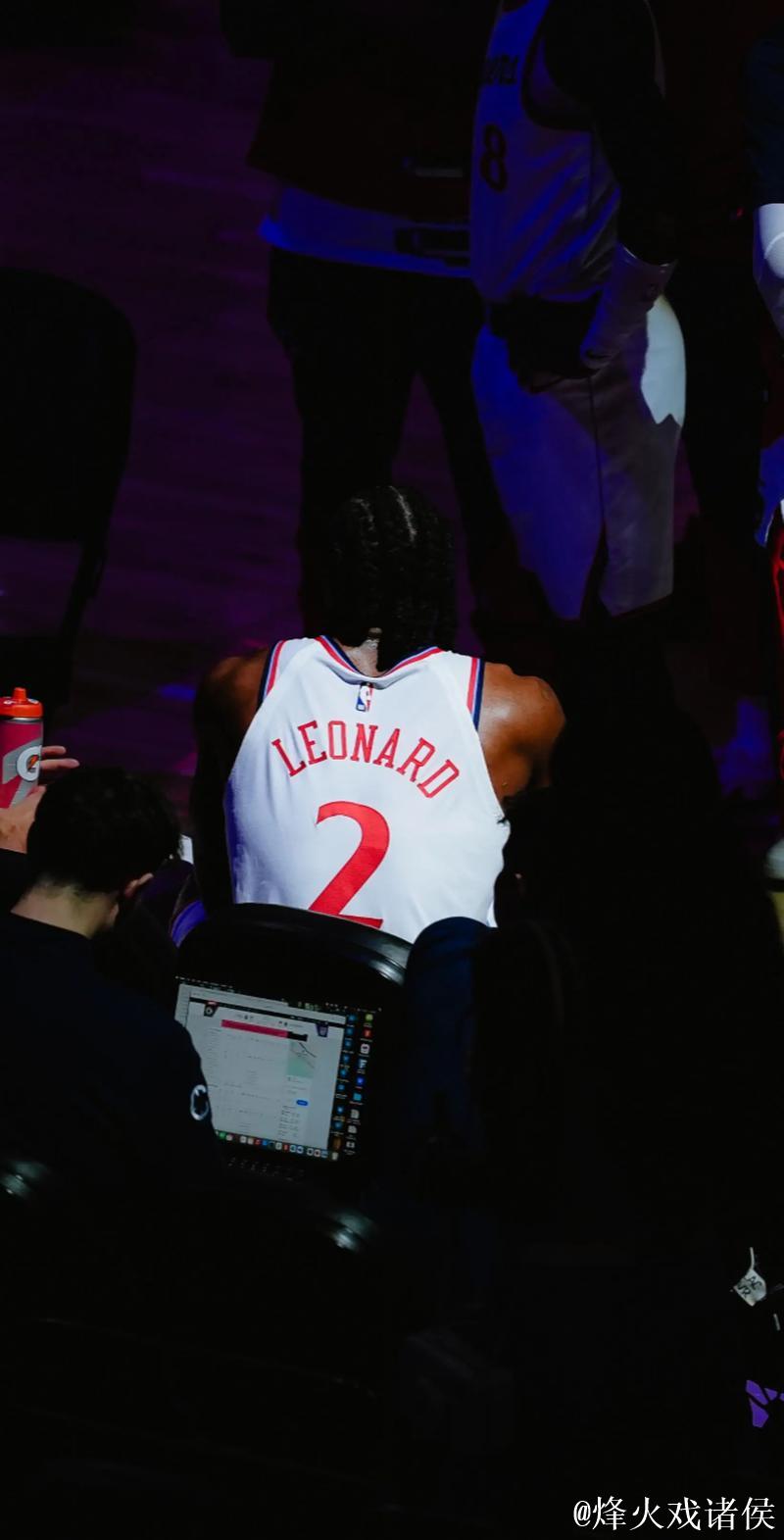 伦纳德穿着黑金色Kawhi4，得到21分4篮板3助攻1抢断